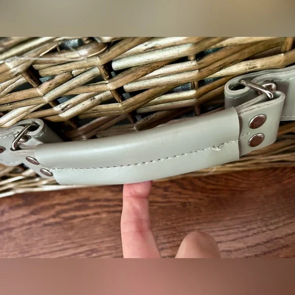 Picnic Basket for 4 People. Complete with Built-in Insulated Compartment - Picture 12 of 13